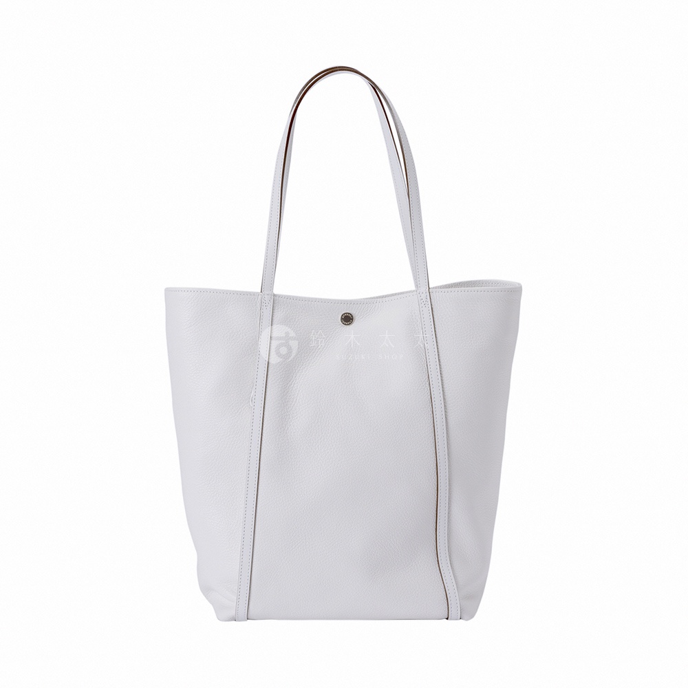 JETTER 大容量肩背托特包 CJTE-025，為白色荔枝紋皮革材質，配有雙肩帶，包身簡約，頂部有金屬按扣，側邊有縫線裝飾。