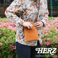 職人手作皮革直式隨身單肩包 CP-37，淺棕色皮革，包身有外袋，搭配細長皮革背帶。