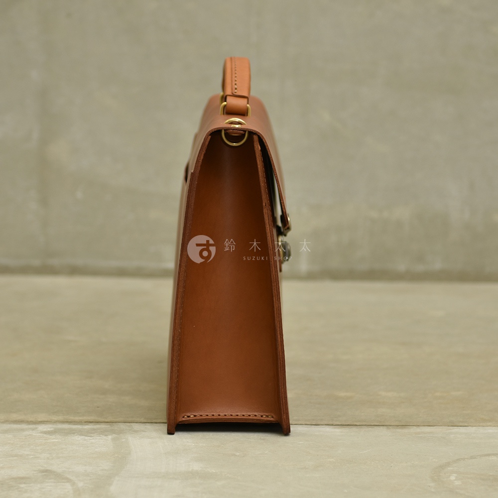 職人手作皮革Organ兩用商務公事包 G-93，側邊視角，展現深棕色皮革的質感與結構，配有金色金屬釦與提把。
