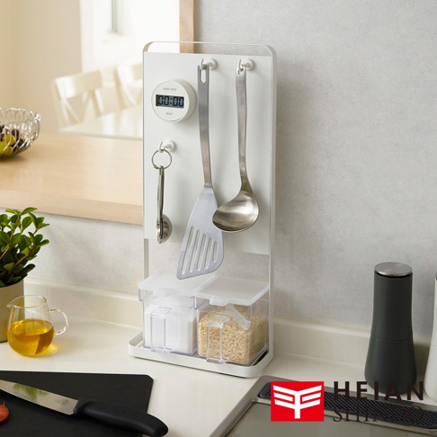平安伸銅桌上型磁吸廚房收納架，附有計時器、鍋鏟、湯勺和兩個調味罐，適合收納廚房小物。