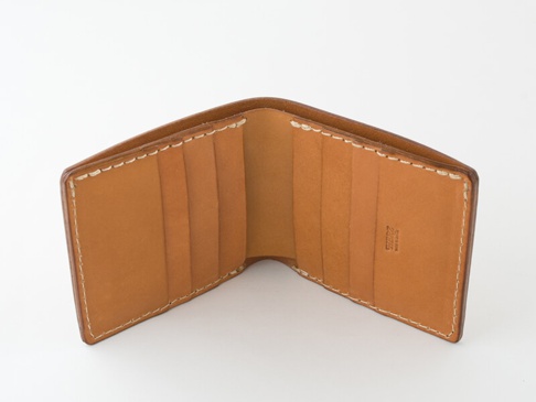 職人手作皮革二折直式小短夾，淺棕色皮革，內有數個卡片夾層，縫線清晰。