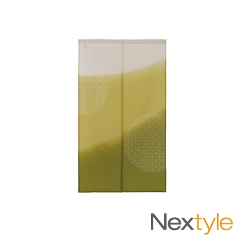 Nextyle 暮色漸影和風透光門簾，採用質地挺立的布料製作，設計呈現柔和的綠色漸層暈染效果，並搭配細膩的白色圓形刺子繡印花圖騰，展現出典雅的日式美感，具備柔和透光功能，兼具空間裝飾與適度隱私遮蔽效果。