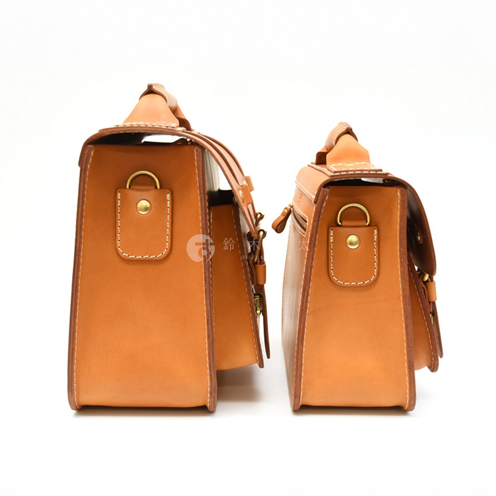 兩款棕褐色皮革雙扣兩用單肩包，側邊視角，展示包身結構與金屬扣環。