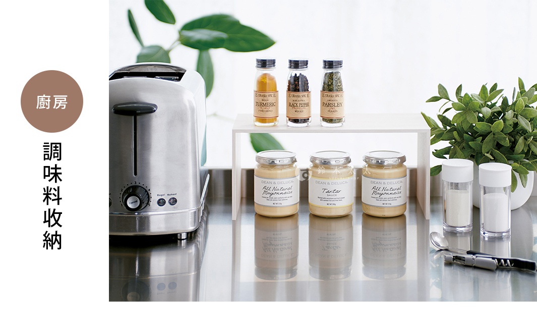 PLUS RACK 雙層木紋整理架，白色，展示著三罐玻璃瓶裝調味料和三罐果醬罐，以及兩個透明調味罐和餐具。