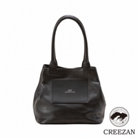 JETTER 方形托特包 CJTE-026，深棕色荔枝紋皮革材質，配有皮革提把，包身正面有一個方形黑色皮革名牌，上面印有品牌標誌和「HANDMADE IN JAPAN」字樣。