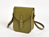 橄欖綠皮革迷你翻蓋單肩包，附有可調節肩帶和黃銅色金屬搭扣，採用手工縫製工藝。