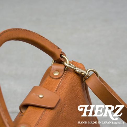 職人手作皮革Organ兩用方形口金托特包，採用柔軟的淺棕色皮革，搭配質感古銅色五金配件，展現簡約的日式風格。