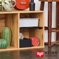 木紋層架置物架，內有白色收納盒、黑色面紙盒、紅色圓形時鐘、綠色仙人掌裝飾，上方擺放烏克麗麗和黑色瓶狀物。