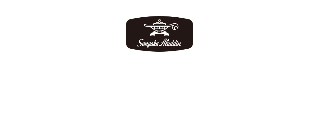 復古風格的黑色標誌，中央印有白色油燈圖案，下方是白色「Sengoku Aladdin」字樣。