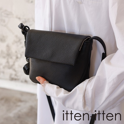 itten-itten 品牌黑色皮革迷你單肩包，由一人手持，包包上有點結吊飾。