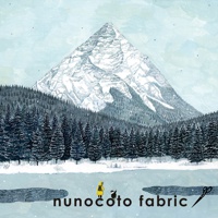 無框帆布藝術海報，以水彩風格描繪冬季雪山景觀。畫面中央為一座覆蓋白雪的山峰，山腳下是茂密的深綠色松樹林，前景為結冰的湖面。湖面上有一位身穿黃色外套的小女孩和一隻黑白相間的狗。