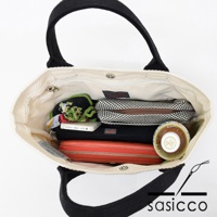 三河木綿刺子織OBI迷你托特包，內部裝有手機、錢包、化妝包及一個圓形罐狀物品。托特包為米白色帆布材質，提把為黑色。