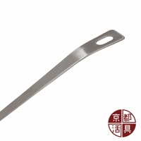 不鏽鋼萬用料理大勺，銀色，帶有一個掛孔的扁平手柄，材質為不鏽鋼。