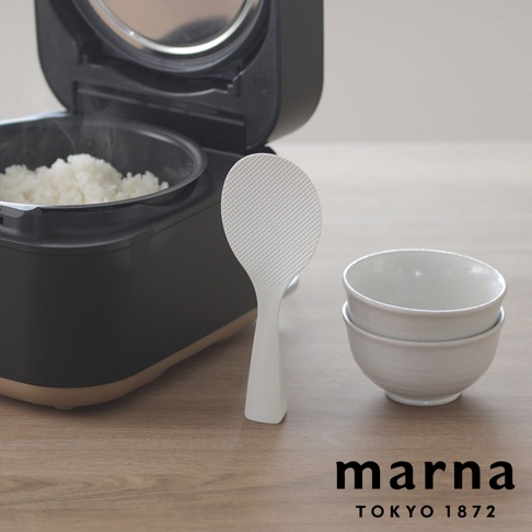 marna TOKYO 1872 品牌標誌旁，白色站立式飯匙置於冒著熱氣的飯鍋和兩個白色小碗中間