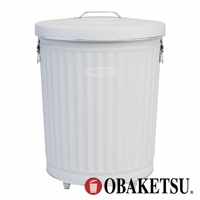 OBAKETSU 品牌手工製附輪垃圾桶，白色，帶有壓紋設計和提把。
