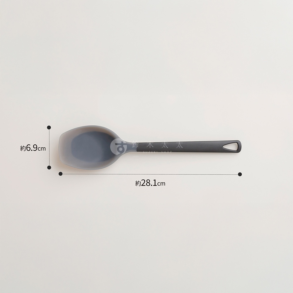 marna TRYGRIP 三角耐熱矽膠料理匙 S，尺寸約為寬 6.9 公分，長 28.1 公分，採用灰色矽膠材質。