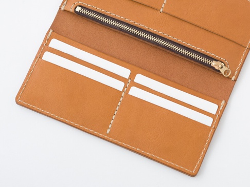 職人手作皮革簡約輕薄扁長夾 (WL-6)，採用棕褐色皮革，內有卡槽和拉鍊袋，縫線清晰，風格簡潔。