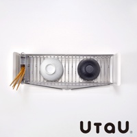 不鏽鋼窄型碗碟瀝水架，短版，附有可拆卸瀝水盤。架上放置一白色碗、一個黑色碗及一組筷子。