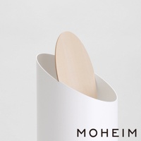 白色圓筒狀垃圾桶，內嵌淺木色木蓋，設計簡約現代，品牌Logo「MOHEIM」標示於下方。