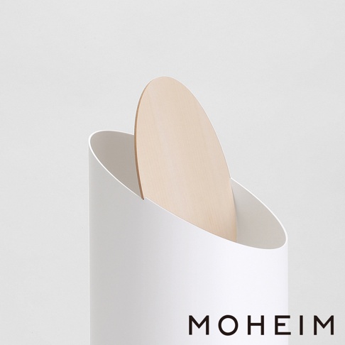 白色圓筒狀垃圾桶，內嵌淺木色木蓋，設計簡約現代，品牌Logo「MOHEIM」標示於下方。