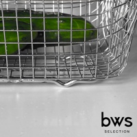 不鏽鋼長型簡約瀝水籃，網格結構，內部裝有綠色蔬菜，籃子底部有水滴。