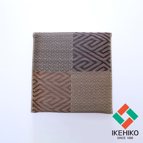 天然和風藺草紋織坐墊，採用不同深淺的棕色藺草編織，呈現四塊拼接的幾何圖案，包含細密的點狀紋理和交錯的線條紋理。