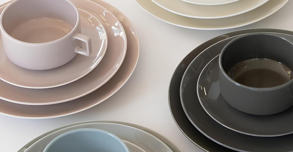 CouLeur 美濃燒圓餐盤與馬克杯，共有淡粉、淺灰、米白與淺藍四色，陶瓷材質，設計簡約素雅。