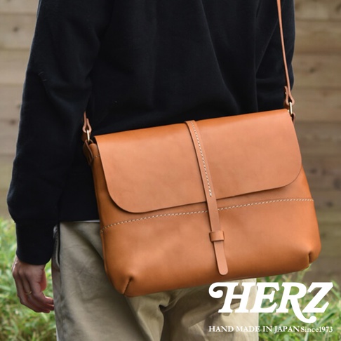 日本HERZ職人手作皮革細扣帶馬鞍包，駝色皮革，男士斜背。