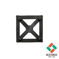 黑色方形塑膠藺草榻榻米專用連結器，中央有交叉結構，四周有四個螺絲固定點。