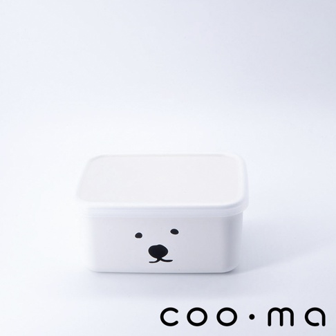 白色長方形塑膠便當盒，盒蓋為透明，盒身正面印有可愛的熊臉圖案，包括兩顆黑點眼睛、一個黑色鼻子和嘴巴。