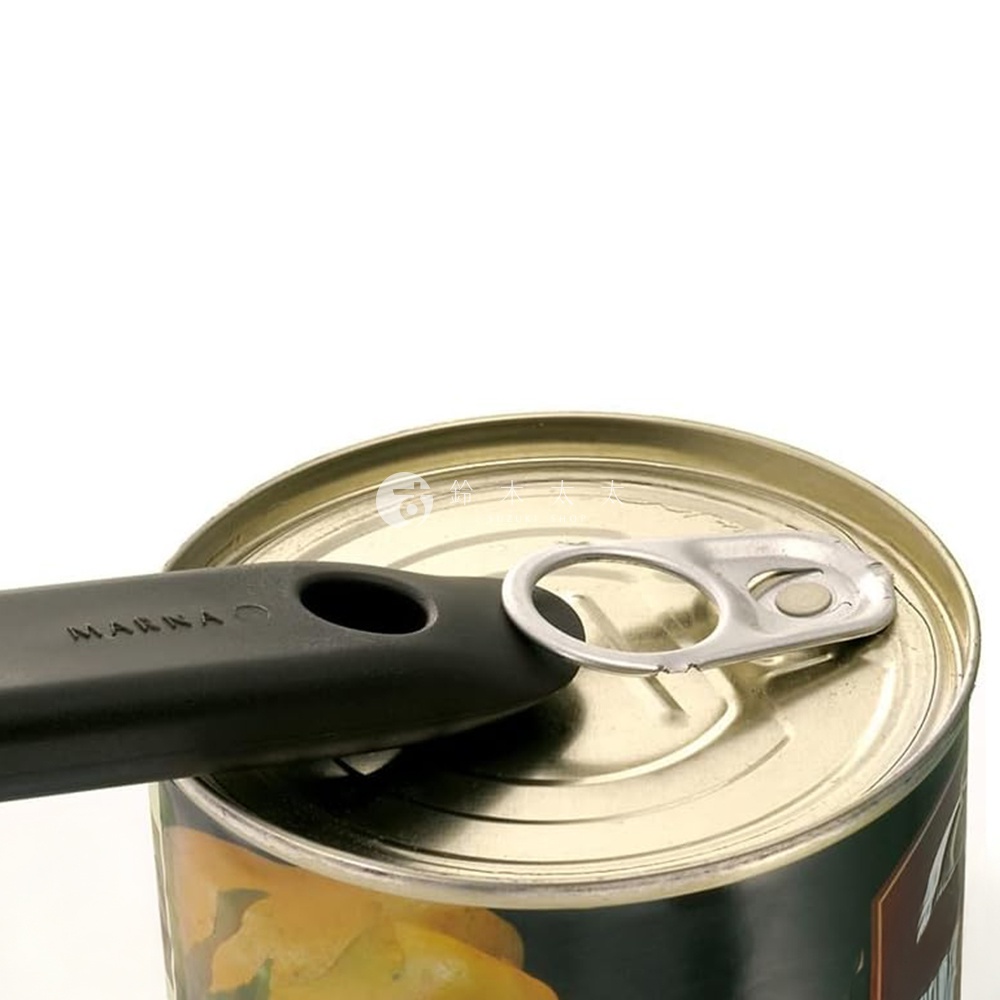 模式B： 特寫鏡頭顯示一個綠色罐頭的頂部，一個黑色鍋鏟正在使用其拉環打開罐頭。