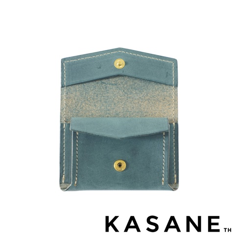 北海道KASANE 職人手作義大利Texas皮革迷你雙折短夾 No.58 藍綠色，特寫皮革材質與細膩縫線，中間有兩個金屬按扣。