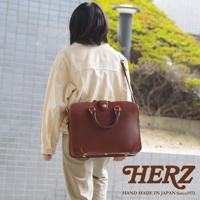 職人手作咖啡色皮革三層收納兩用商務公事包，配有頂部提把及可拆卸肩帶，金屬扣環與鉚釘裝飾。