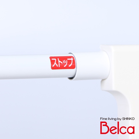 白色伸縮管末端連接白色固定座，管上貼有紅色「ストップ」標籤，整體為簡約設計。