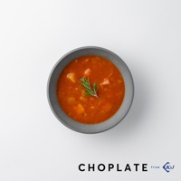 CHOPLATE BOWL沙拉碗，灰色圓形碗中盛有紅色的蔬菜濃湯，湯內有塊狀的蔬菜，碗中央裝飾有迷迭香。