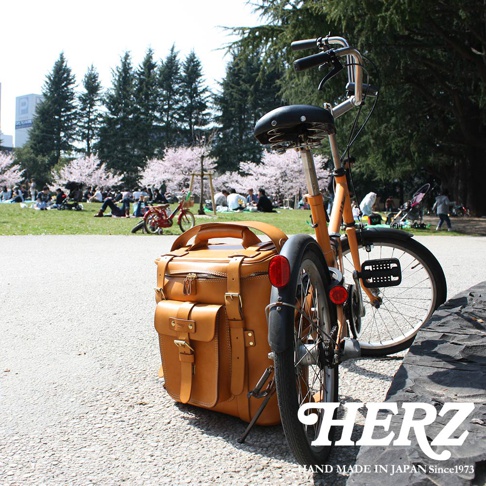 職人手作皮革大型三用旅行後背包 A-21，淺棕色，具備多個隔層及金屬拉鍊，造型簡約，適合搭配自行車出遊。