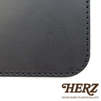 HERZ 品牌標誌與日本手工製造字樣，搭配黑色皮革材質特寫