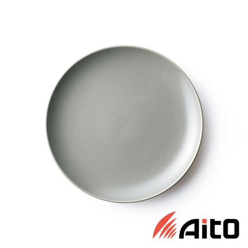 CouLeur 美濃燒簡約素雅質感圓餐盤，L尺寸，呈現灰色調，質地光滑，邊緣帶有細微的紋理，適合盛裝各式料理。