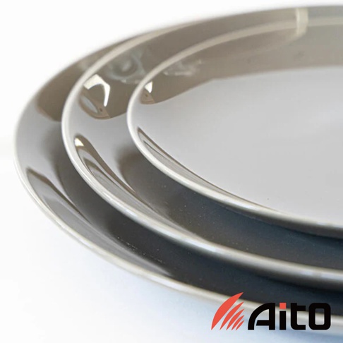 疊放的CouLeur美濃燒圓形餐盤，呈現霧面灰白色，盤緣光滑，材質為陶瓷。