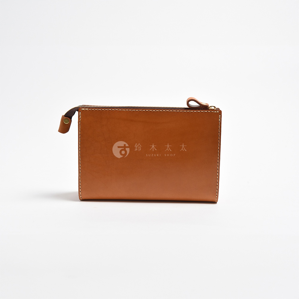 職人手作皮革三角底拉鍊手拿包，棕褐色，附有品牌 Logo。