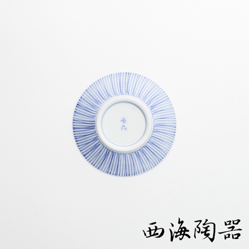 波佐見燒十草紋小豆皿，白色陶瓷，飾有細緻的藍色條紋，底部中央有品牌標誌。