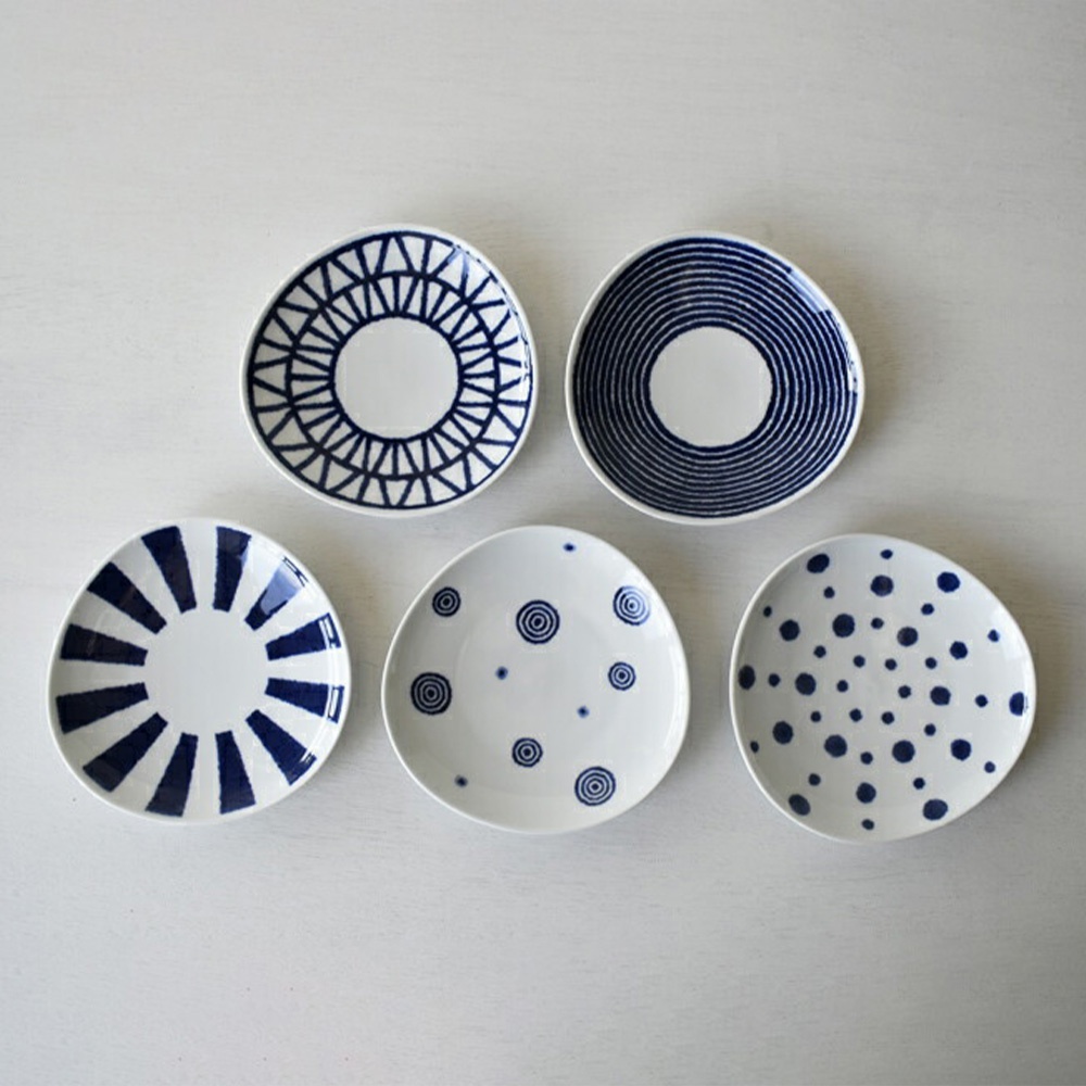 五件式波佐見燒沙拉盤，皆為白色陶瓷，飾有深藍色圖紋，包括放射狀線條、同心圓、螺旋圓形及圓點。