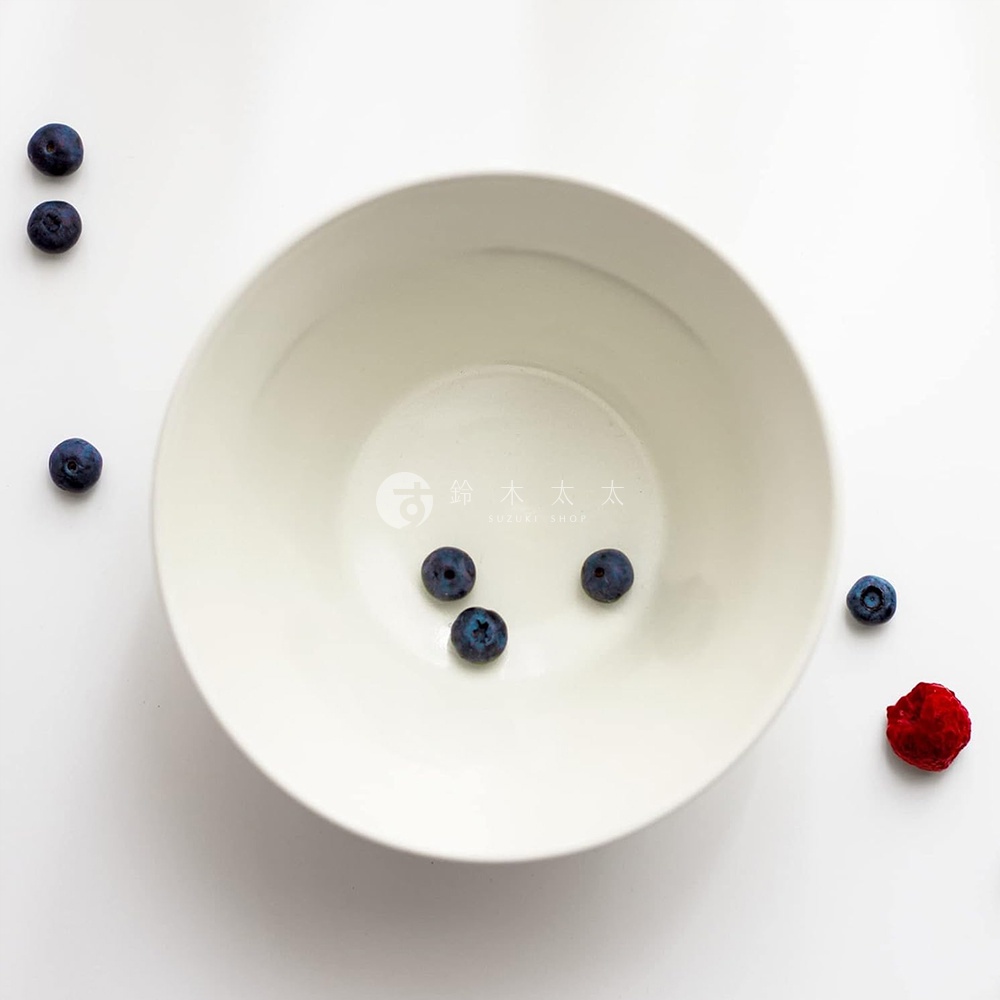 Ciel 美濃燒簡約釉彩深碗，呈現柔和的米白色，碗內有數顆藍莓與一顆乾燥覆盆子。