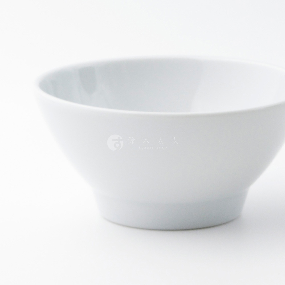 波佐見燒 Common 溫彩輕量飯碗，此款為白色，為陶瓷材質，碗身呈圓弧形，底部有微微的階梯狀收窄設計，整體風格簡潔素雅。