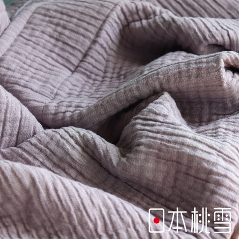 淺紫色雙面紗布立體織紋輕質浴袍/睡袍，質料柔軟，帶有細緻的橫向壓紋，層疊堆放，呈現自然垂墜感。