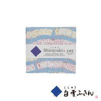友禪染多用途白雪拭巾，淺藍色底布印有白色、粉色、黃色撲克牌圖案，材質為分層細網布。