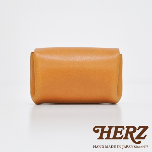 職人手作皮革三層收納零錢包，淺棕色，柔軟皮革材質，簡約方塊造型，附有品牌標誌。