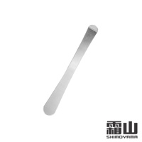 銀色 304 不鏽鋼長柄包餡勺/抹刀，帶有鈍圓的兩端，呈現拉絲金屬質感，置於白色背景上。