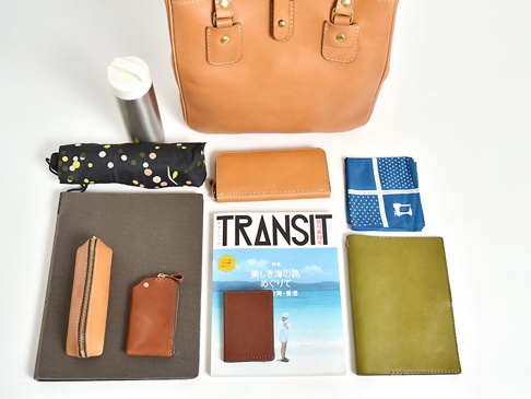 収納例。A4ファイル、折りたたみ傘、水筒、三角型ペンケース(KP-26)、スマートキーケース(KE-3)、カードケース(KC-38)、雑誌、ファスナー長財布(WL-58)、ほぼ日手帳カバー(KB-104-M)、ハンカチ。