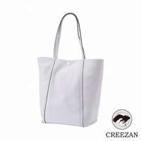 JETTER 大容量肩背托特包，此款為白色荔枝紋皮革材質，搭配細緻的深色滾邊與縫線，包身設有單顆銀色按扣，整體設計簡約時尚。